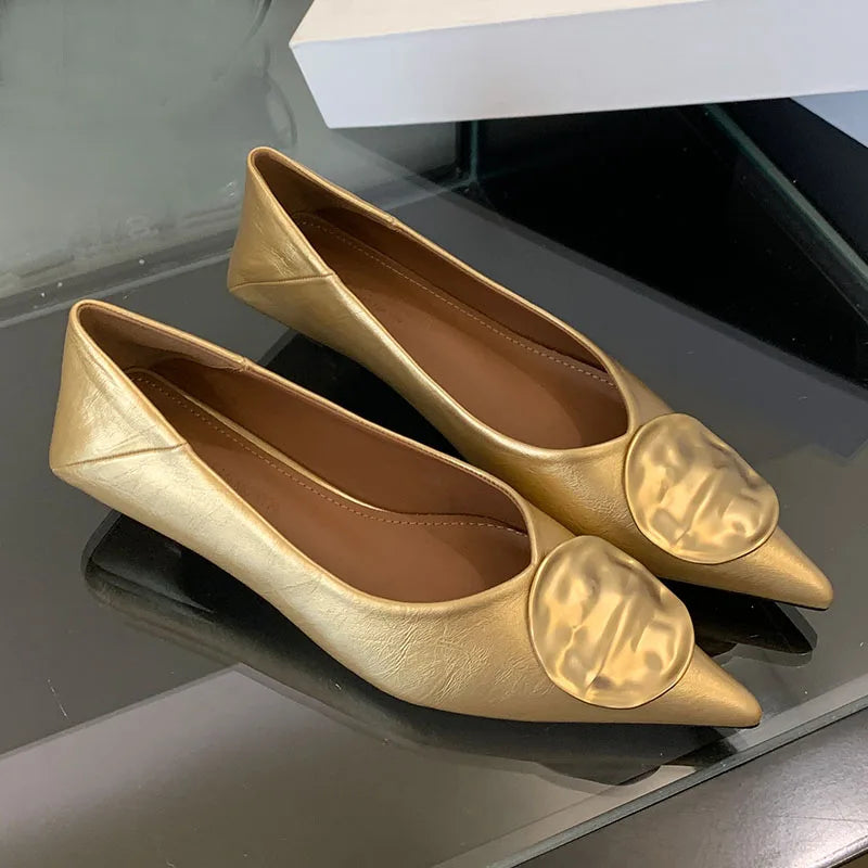 Women’s Low Heel Pointed-Toe Slip-On Shoes – Elegant Metal Accent Fashion Footwear for Spring & Summer | حذاء نسائي سهل الارتداء بكعب منخفض وطرف مدبب – تصميم أنيق بلمسة معدنية لصيف وربيع أنيق