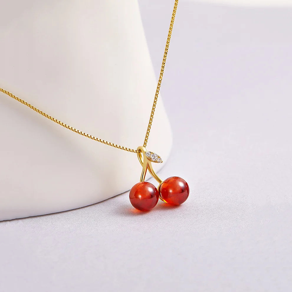 🍒 Little Wine Red Cherry Pendant Necklace | قلادة ذهبية بتعليقة كرز أحمر للنساء – لمسة ناعمة وعصرية
