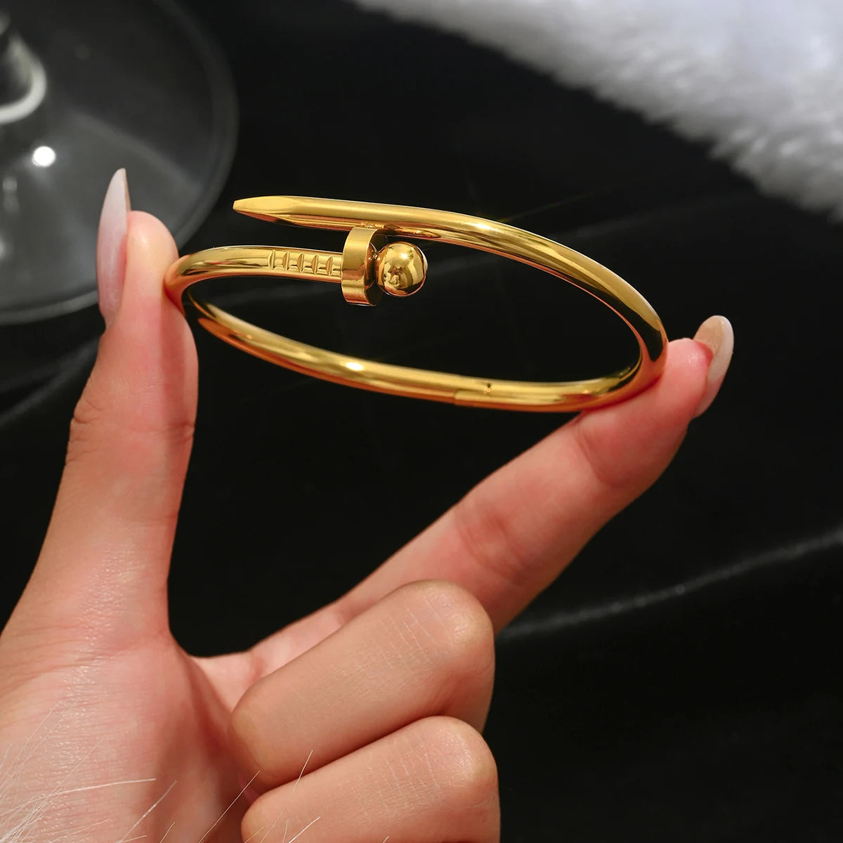 UILZ Stainless Steel Lucky Four-Leaf Clover Bracelet – Fashion Gold Nail Bangle for Women | سوار نسائي فاخر من الفولاذ المقاوم للصدأ بتصميم مشبك وحظ البرسيم – من UILZ بتصميم عصري ذهبي