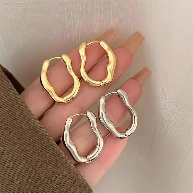 โจ Gold & Silver Irregular Geometric Hoop Earrings ๐ท โ Metallic Personalized Cool Party Jewelry for Women | ุญูู ูุณุงุฆู ู
ุนุฏูู ููุฏุณู ุบูุฑ ู
ูุชุธู
ุจุงูููููู ุงูุฐูุจู ูุงููุถู โ ุฅูุณุณูุงุฑ ุนุตุฑู ุจุณูุท ูุฃููู ููุญููุงุช