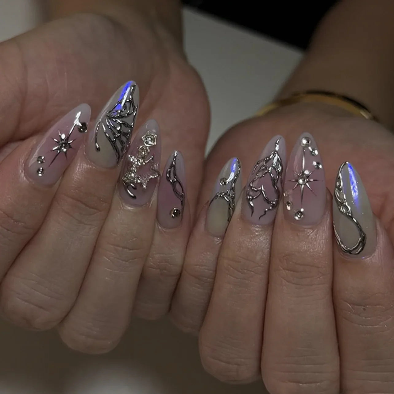 24 قطعة أظافر صناعية بشكل لوزي مع لاصق وديكور فضي – 24Pcs Almond Shape Fake Nails with Glue & Silver Bow Design