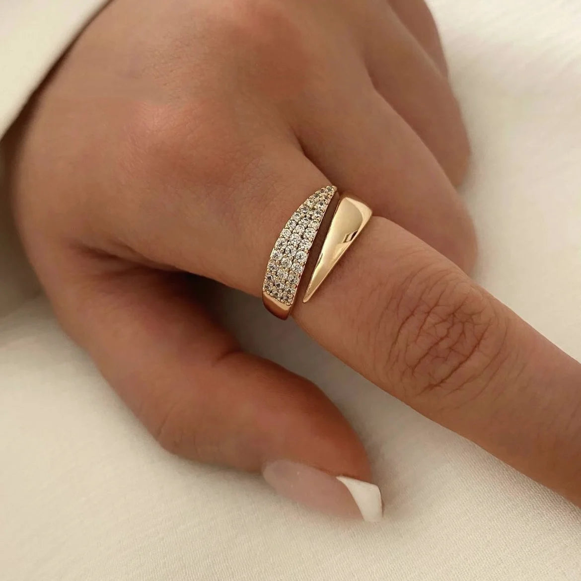 ✨ 2024 Sun Ring with Natural Stone – 18K Gold Plated Stainless Steel 🔷 خاتم شمس 2024 للنساء – مطلي ذهب 18K من الستانلس ستيل مع حجر طبيعي وتصميم معدني مجوّف