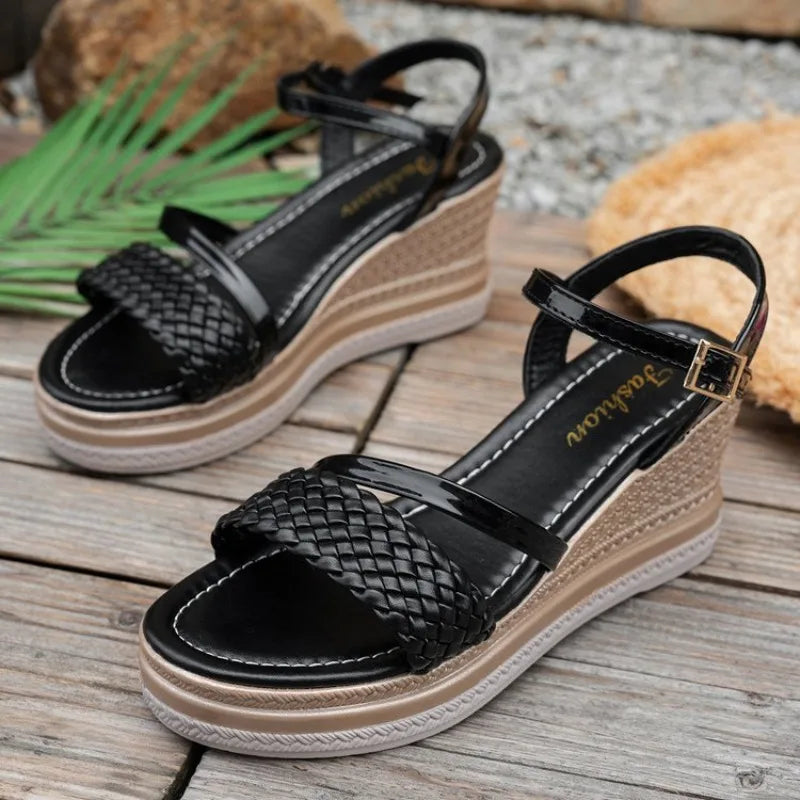2025 Women’s Wedge Platform Sandals – Open Toe High Heel Dress Shoes with Buckle Strap | صندل نسائي بكعب عالي سميك ومقدمة مفتوحة – منصة صيفية أنيقة بإبزيم جانبي لموسم 2025