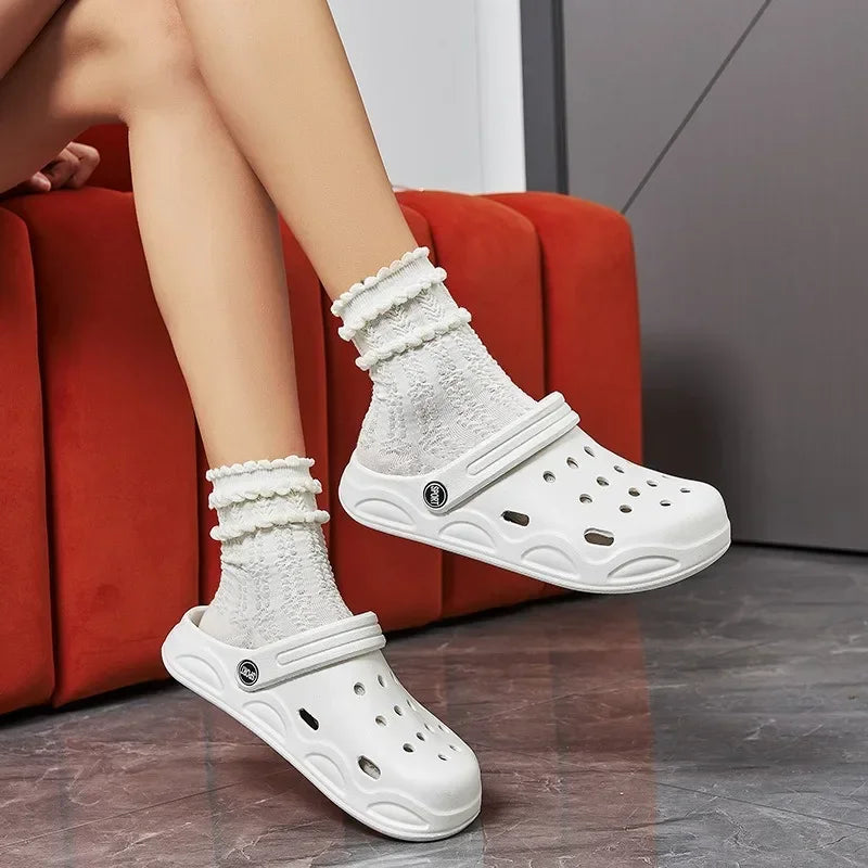 Unisex Summer Hole Sandals – Lightweight Waterproof Beach Clogs for Couples | صنادل صيفية مخرمة للرجال والنساء – خفيفة ومقاومة للماء مناسبة للأزواج على الشاطئ