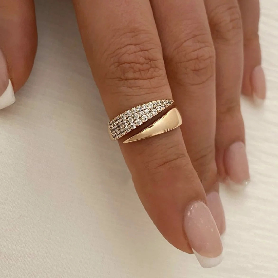 ✨ 2024 Sun Ring with Natural Stone – 18K Gold Plated Stainless Steel 🔷 خاتم شمس 2024 للنساء – مطلي ذهب 18K من الستانلس ستيل مع حجر طبيعي وتصميم معدني مجوّف