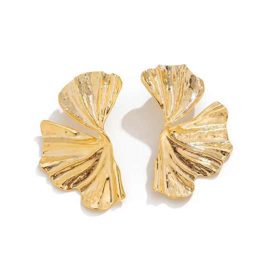 ✨ Ingemark Exaggerated Maple Leaf Stud Earrings – Punk Gold Geometric Petal Design 🔷 أقراط ورقة القيقب الكبيرة من إنجمارك – تصميم جريء هندسي باللون الذهبي بأسلوب البانك
