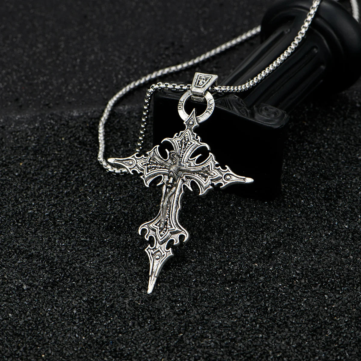 ✨ Retro Gothic Cross & Skull Pendant Necklace – Halloween Punk Style 🔷 قلادة بتصميم جمجمة وصليب مسماري ستايل قوطي عتيق – لإطلالة جريئة وهالوين