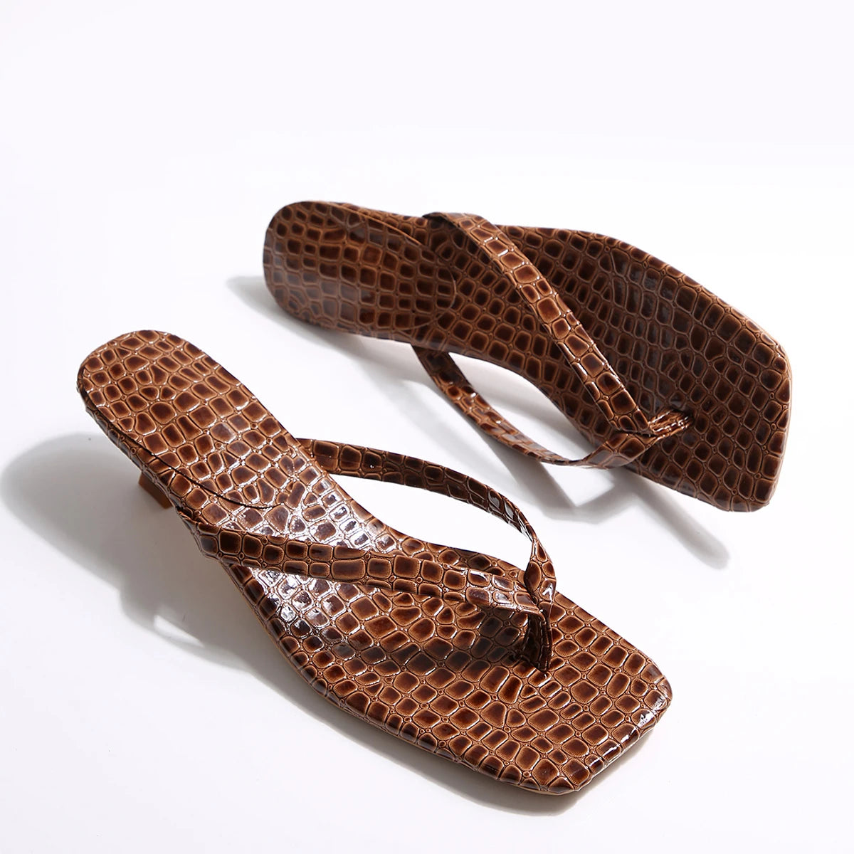 Women’s Crocodile Print Kitten Heel Flip-Flops – Square Toe Clip-Toe Stiletto Sandals for Summer | شبشب نسائي بكعب كيتن ونقشة جلد التمساح – مقدمة مربعة ورباط بين الأصابع لصيف أنيق