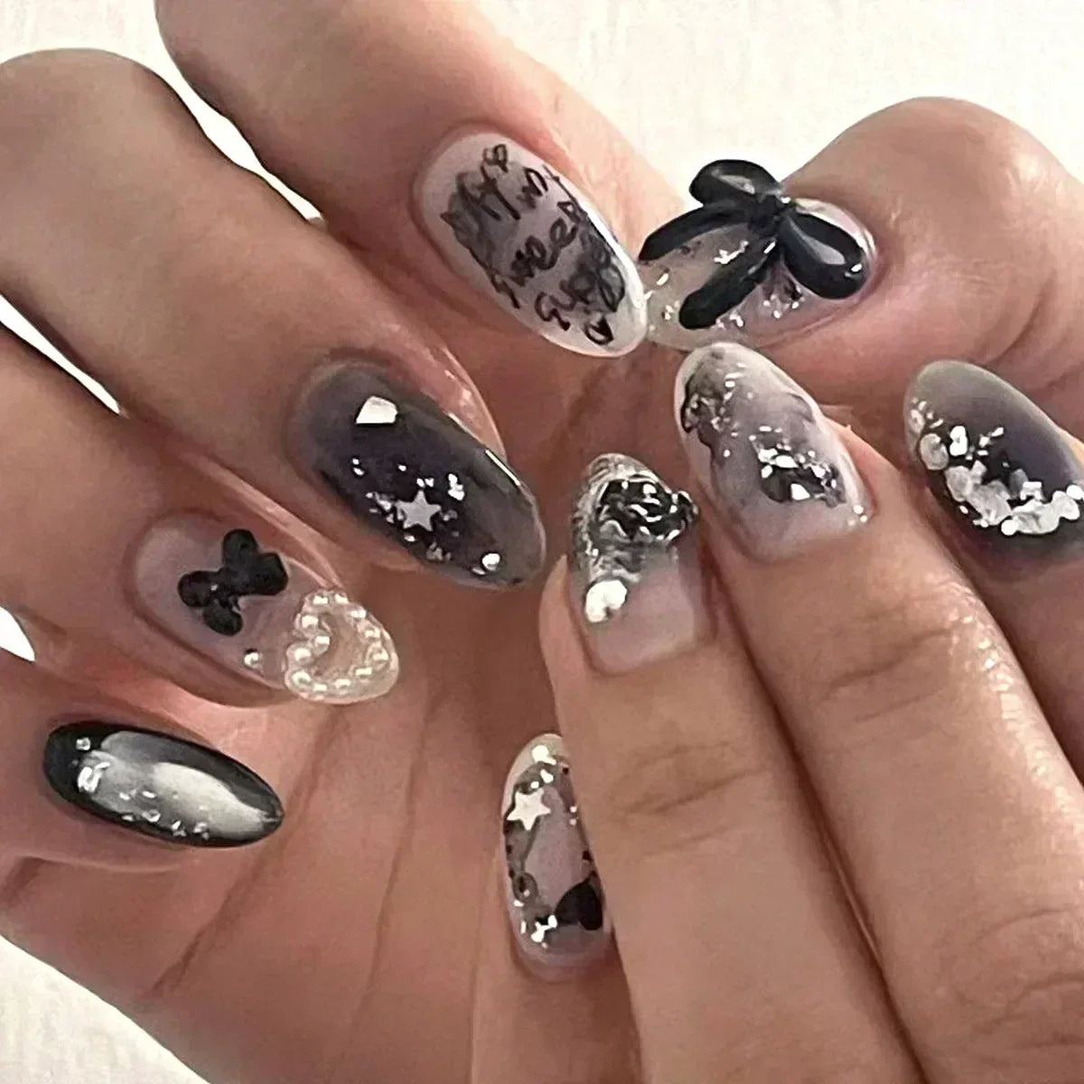 24 قطعة أظافر صناعية بشكل لوزي مع لاصق وديكور فضي – 24Pcs Almond Shape Fake Nails with Glue & Silver Bow Design