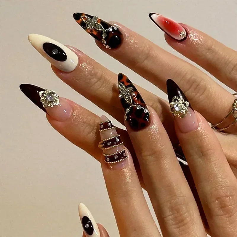 24 قطعة أظافر صناعية بشكل لوزي مع لاصق وديكور فضي – 24Pcs Almond Shape Fake Nails with Glue & Silver Bow Design
