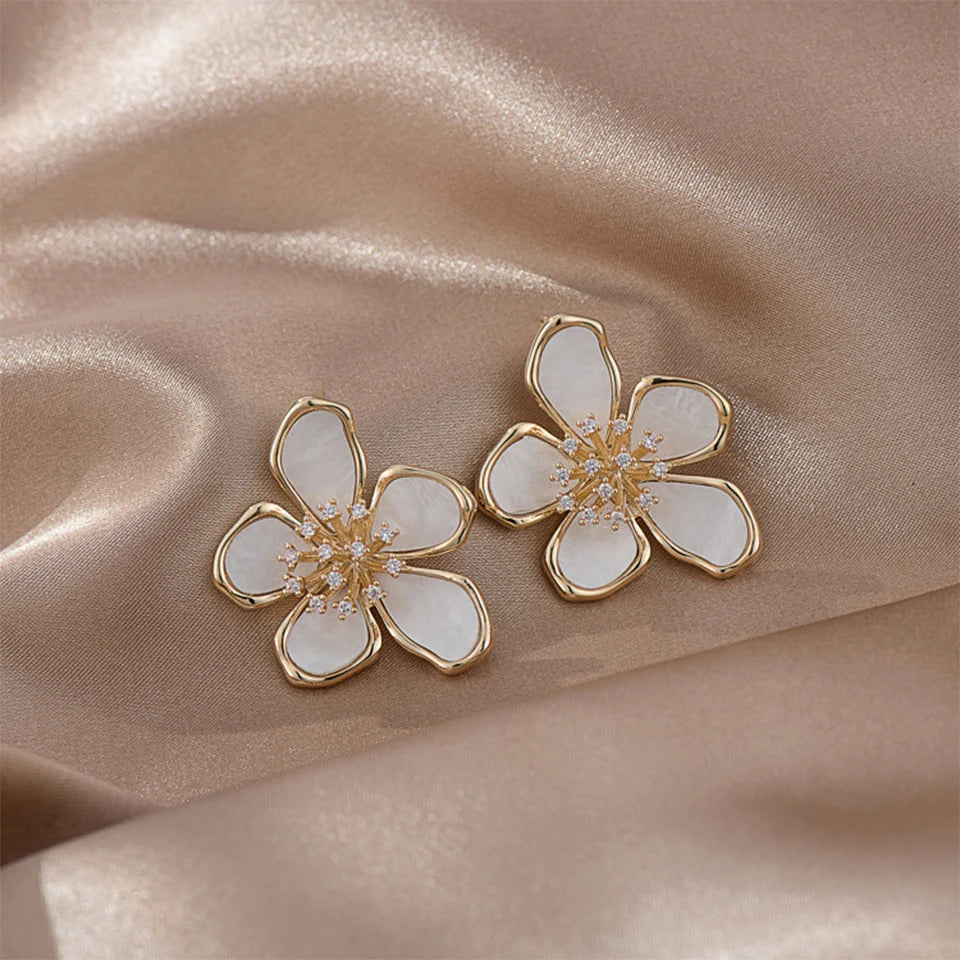 🌸 ZAKOL Elegant Flower Crystal Earrings | أقراط زهور راقية من زاكول – ستايل كوري ناعم للفتيات والنساء