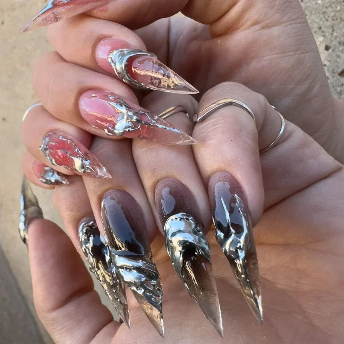 24 قطعة أظافر صناعية بشكل لوزي مع لاصق وديكور فضي – 24Pcs Almond Shape Fake Nails with Glue & Silver Bow Design