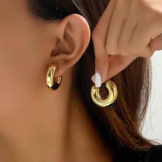 🌀 Trendy Circle Twist Hoop Earrings – Gold Tone | أقراط حلق دائرية ملتفة عصرية للنساء – لون ذهبي أنيق