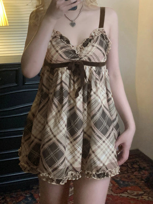 🎀 Sweet Plaid Bow Camisole Dress – Retro Homewear Chic | فستان نسائي منزلي ناعم بربطة فيونكة ونقشة كارو – تصميم كلاسيكي أنثوي مريح وأنيق