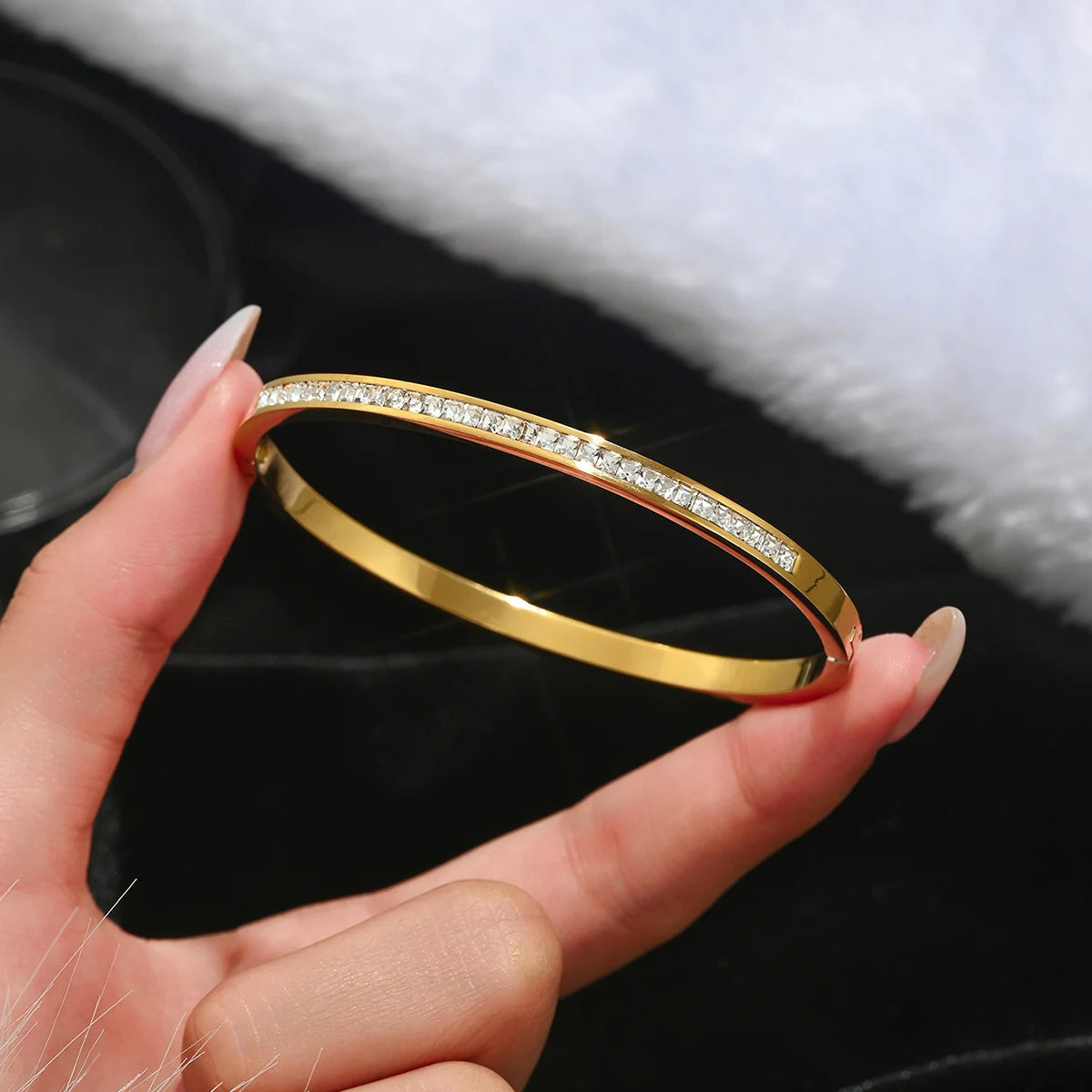 UILZ Stainless Steel Lucky Four-Leaf Clover Bracelet – Fashion Gold Nail Bangle for Women | سوار نسائي فاخر من الفولاذ المقاوم للصدأ بتصميم مشبك وحظ البرسيم – من UILZ بتصميم عصري ذهبي