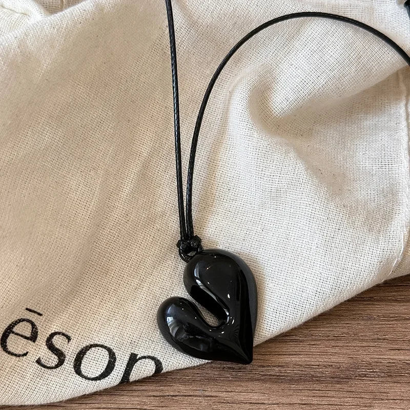 ✨ LATS Red Heart Pendant Necklace – Vintage 80s Romantic Choker 🔷 قلادة لَتس بتعليقة قلب أحمر – ستايل رومانسي مستوحى من موضة الثمانينات