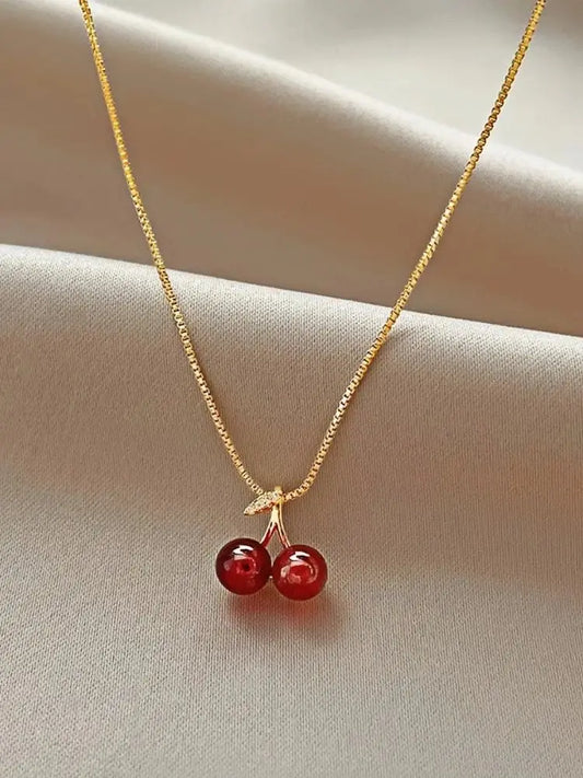 🍒 Little Wine Red Cherry Pendant Necklace | قلادة ذهبية بتعليقة كرز أحمر للنساء – لمسة ناعمة وعصرية