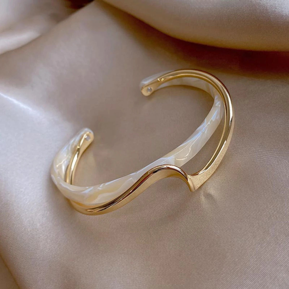 ✨ Gold-Plated Titanium Steel Bracelet with Inlaid Zircon 🔷 سوار من التيتانيوم ستيل مطلي بالذهب ومرصّع بالزركون – تصميم كلاسيكي بسيط للنساء