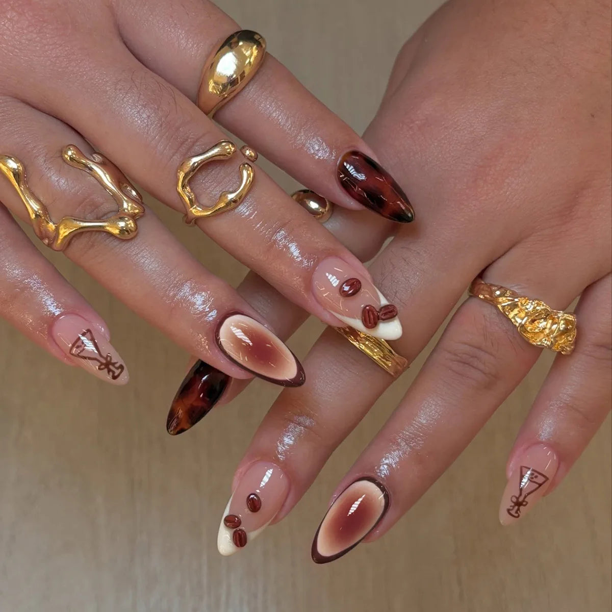 24 قطعة أظافر صناعية بشكل لوزي مع لاصق وديكور فضي – 24Pcs Almond Shape Fake Nails with Glue & Silver Bow Design