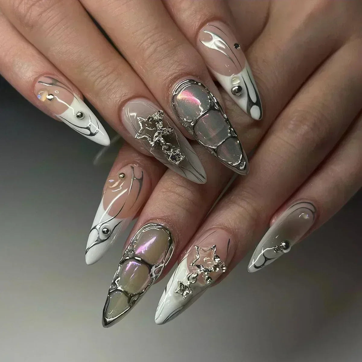 24 قطعة أظافر صناعية بشكل لوزي مع لاصق وديكور فضي – 24Pcs Almond Shape Fake Nails with Glue & Silver Bow Design