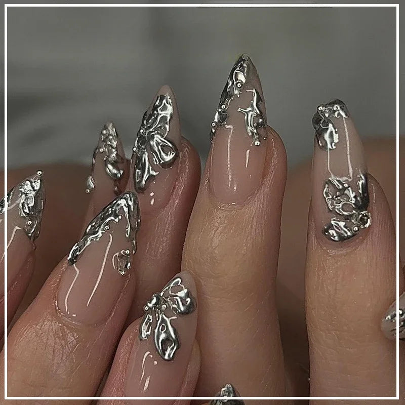 24 قطعة أظافر صناعية بشكل لوزي مع لاصق وديكور فضي – 24Pcs Almond Shape Fake Nails with Glue & Silver Bow Design