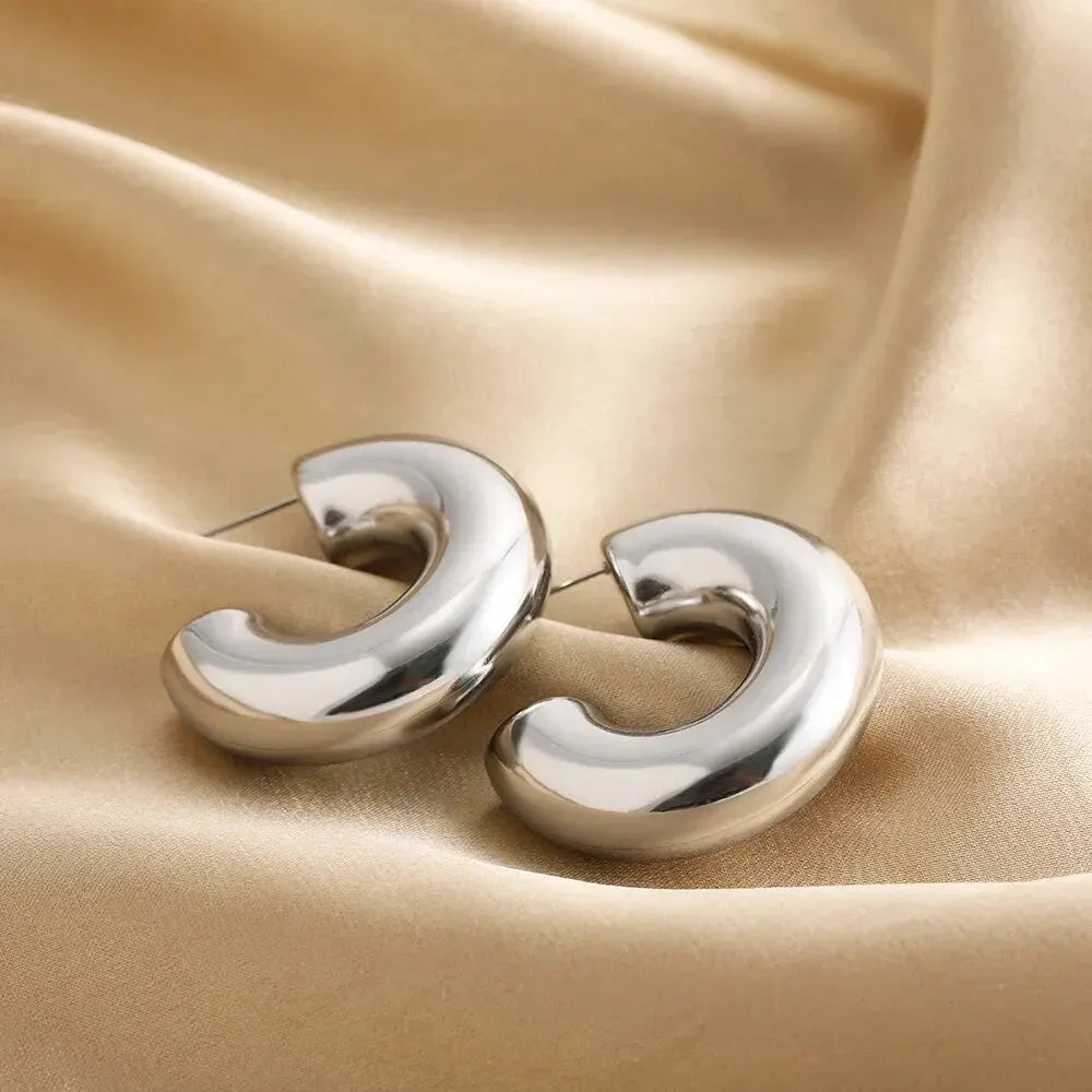 🌀 Trendy Circle Twist Hoop Earrings – Gold Tone | أقراط حلق دائرية ملتفة عصرية للنساء – لون ذهبي أنيق