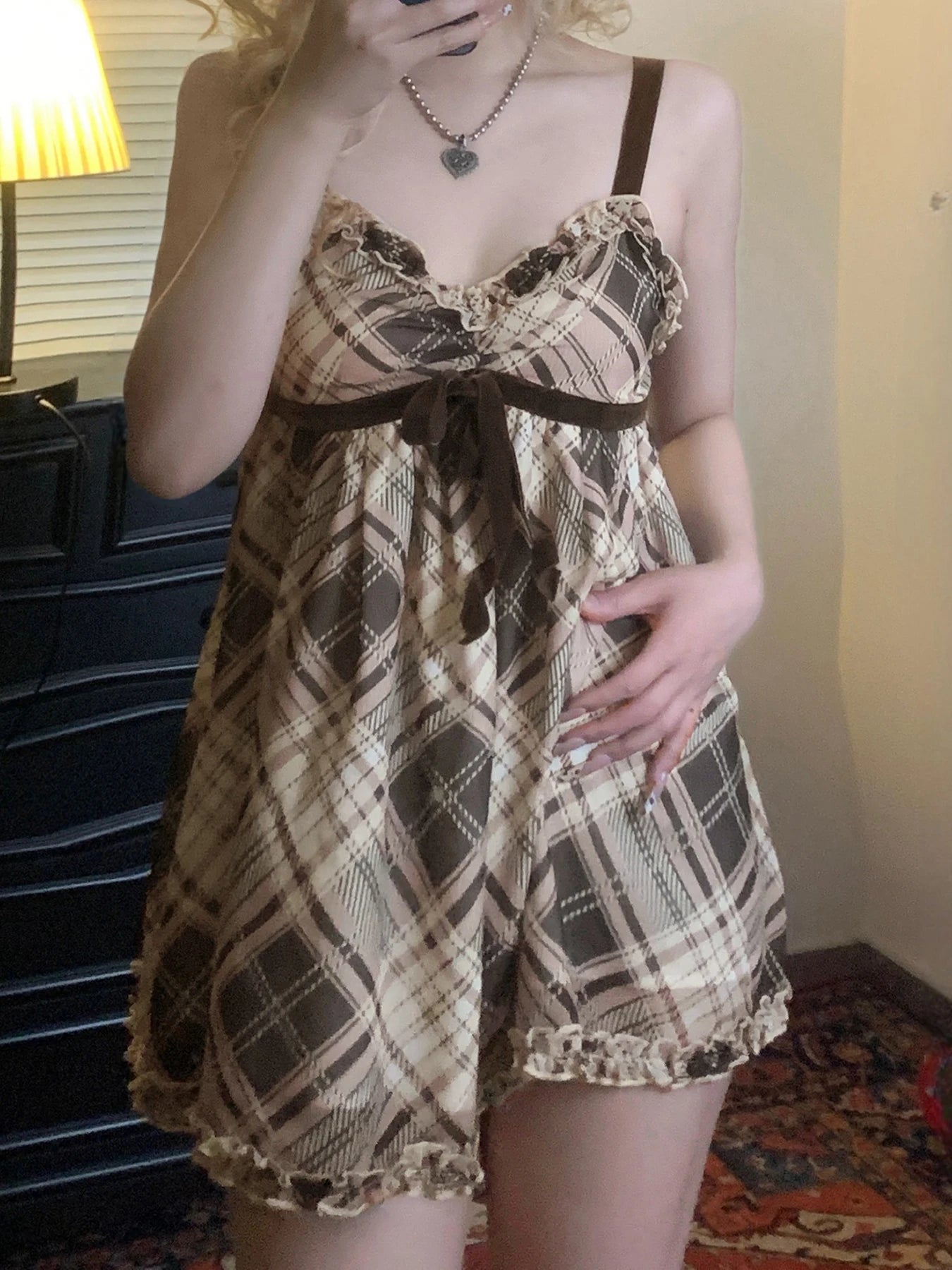 🎀 Sweet Plaid Bow Camisole Dress – Retro Homewear Chic | فستان نسائي منزلي ناعم بربطة فيونكة ونقشة كارو – تصميم كلاسيكي أنثوي مريح وأنيق