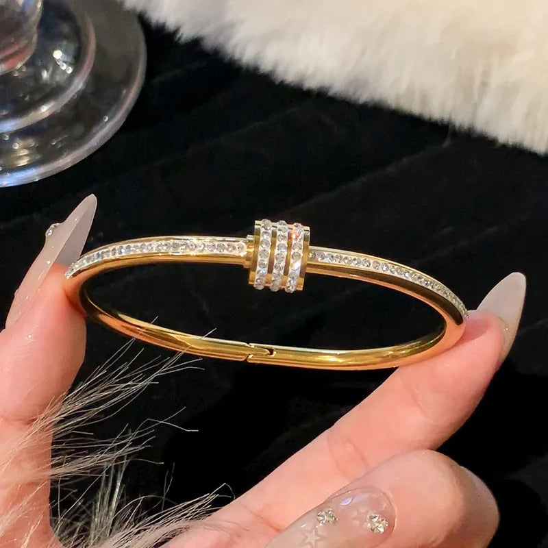 ✨ Gold-Plated Titanium Steel Bracelet with Inlaid Zircon 🔷 سوار من التيتانيوم ستيل مطلي بالذهب ومرصّع بالزركون – تصميم كلاسيكي بسيط للنساء