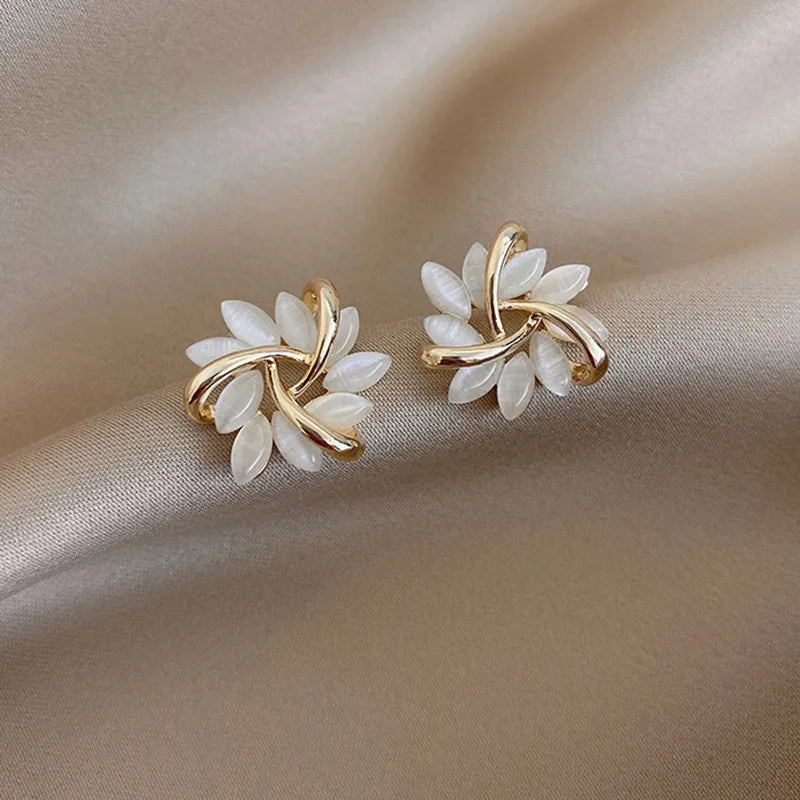 🌸 ZAKOL Elegant Flower Crystal Earrings | أقراط زهور راقية من زاكول – ستايل كوري ناعم للفتيات والنساء