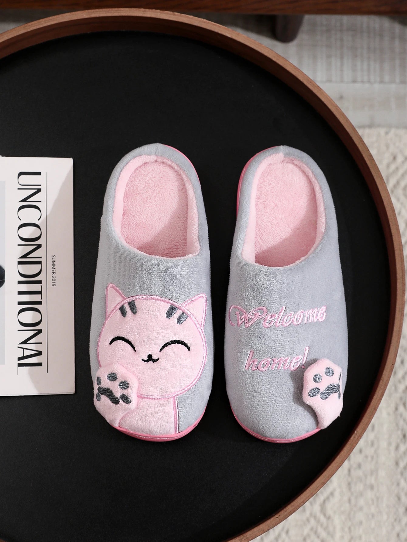 ✨ Winter Lucky Cat Cotton Slippers – Warm Thick Sole Indoor Shoes 🔷 شباشب قطنية شتوية بطبعة قطة الحظ – نعل سميك دافئ ومريح للمنزل للنساء