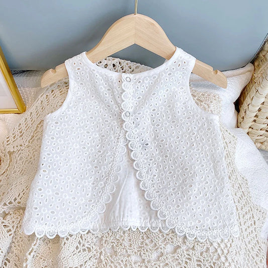 🌼 Girls 2024 Summer Lace Outfit Set – Sleeveless Top + Shorts | طقم صيفي بناتي 2024 – بلوزة دانتيل بدون أكمام + شورت أنيق للبنات الصغيرات