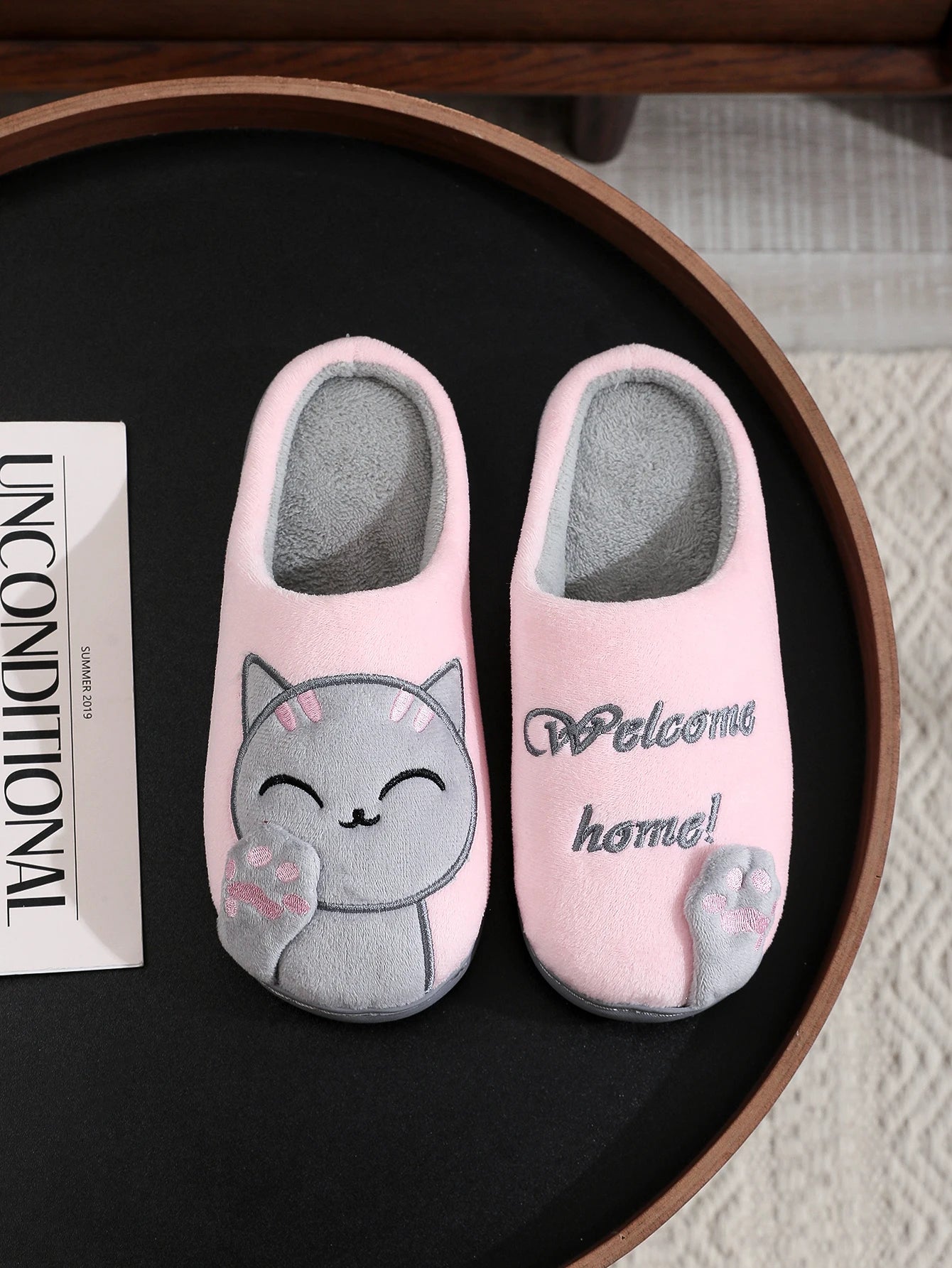 ✨ Winter Lucky Cat Cotton Slippers – Warm Thick Sole Indoor Shoes 🔷 شباشب قطنية شتوية بطبعة قطة الحظ – نعل سميك دافئ ومريح للمنزل للنساء