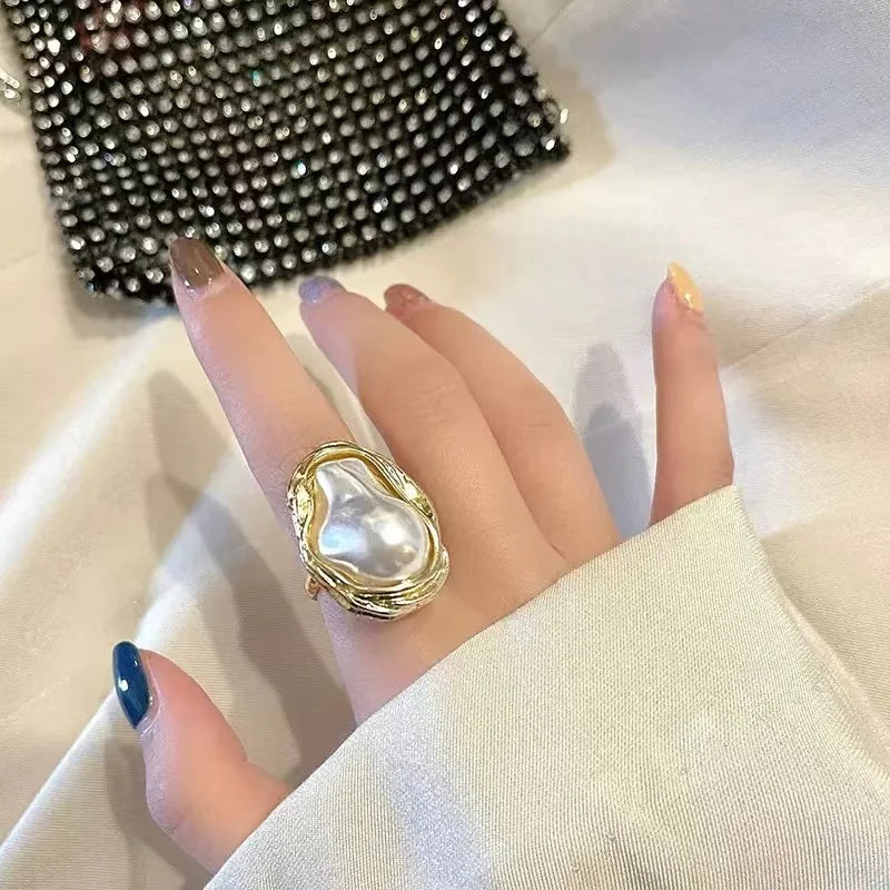 ✨ Baroque Floral Pearl Ring Set – 6pcs Open Retro Rings for Women 🔷 طقم خواتم باروكية بتصميم زهري ولؤلؤ صناعي – 6 خواتم مفتوحة أنيقة بإطلالة عتيقة للنساء