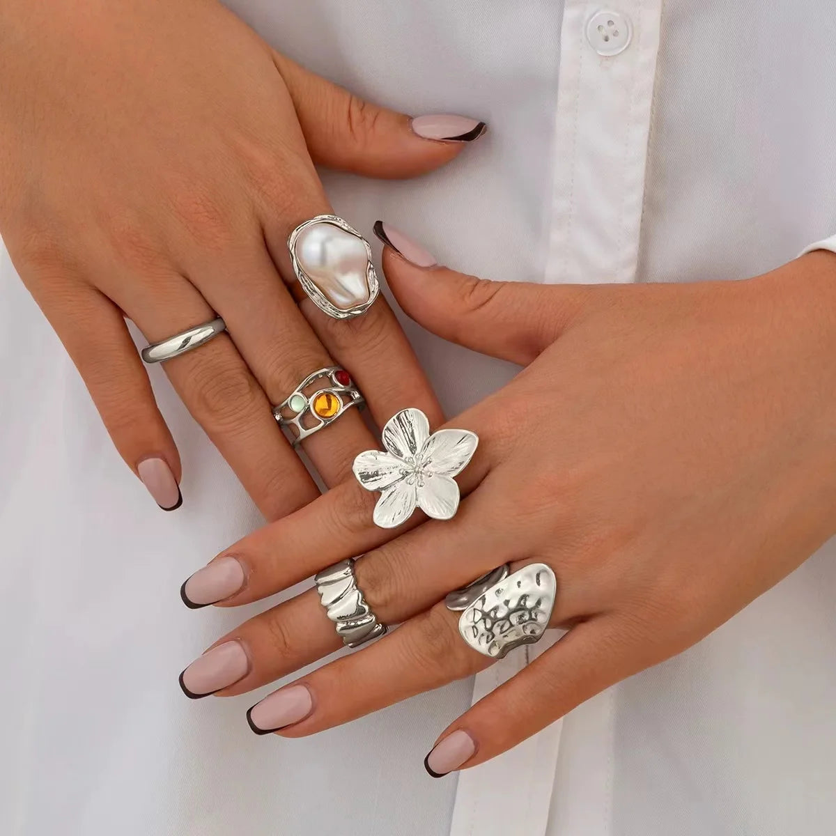✨ Baroque Floral Pearl Ring Set – 6pcs Open Retro Rings for Women 🔷 طقم خواتم باروكية بتصميم زهري ولؤلؤ صناعي – 6 خواتم مفتوحة أنيقة بإطلالة عتيقة للنساء