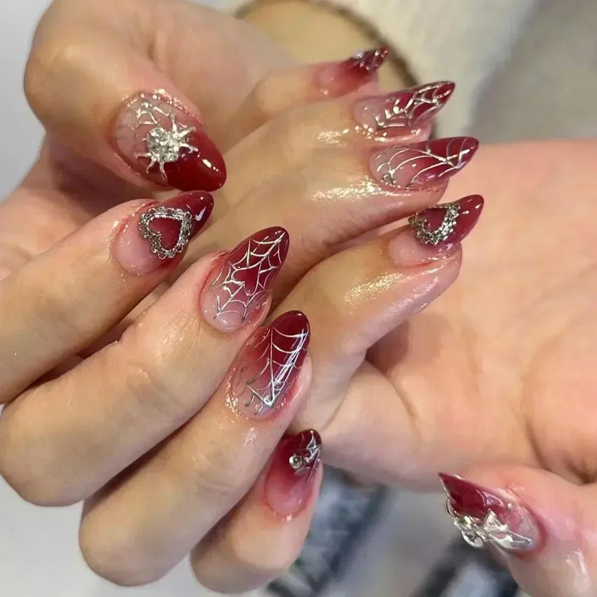 24 قطعة أظافر صناعية بشكل لوزي مع لاصق وديكور فضي – 24Pcs Almond Shape Fake Nails with Glue & Silver Bow Design