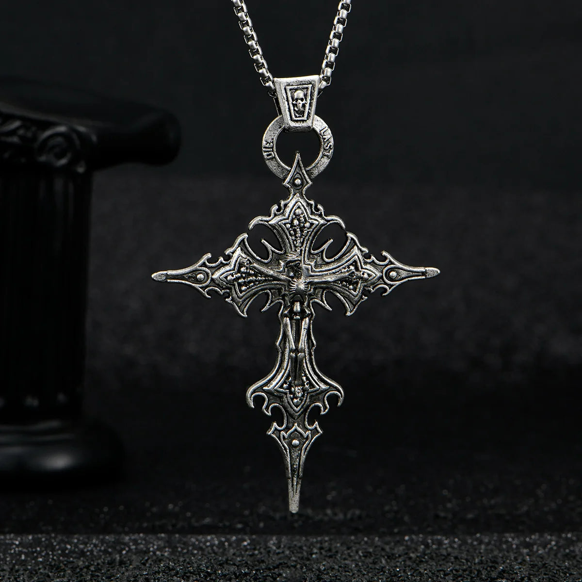 ✨ Retro Gothic Cross & Skull Pendant Necklace – Halloween Punk Style 🔷 قلادة بتصميم جمجمة وصليب مسماري ستايل قوطي عتيق – لإطلالة جريئة وهالوين