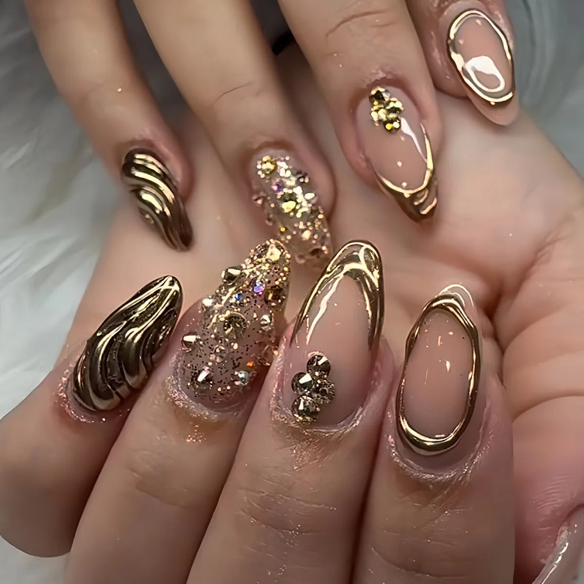 24 قطعة أظافر صناعية بشكل لوزي مع لاصق وديكور فضي – 24Pcs Almond Shape Fake Nails with Glue & Silver Bow Design