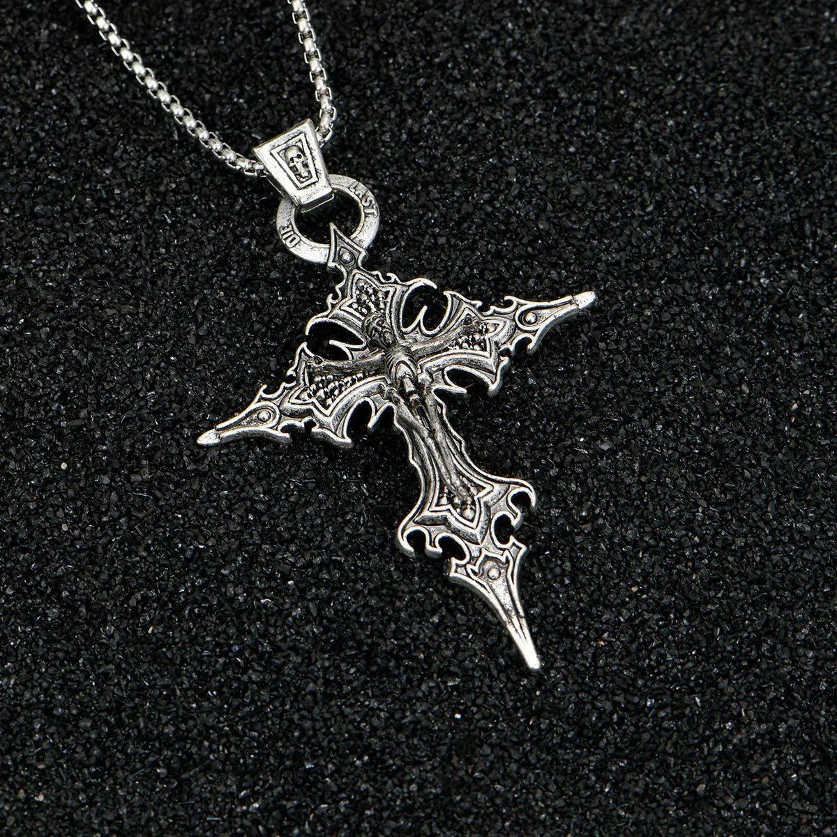 ✨ Retro Gothic Cross & Skull Pendant Necklace – Halloween Punk Style 🔷 قلادة بتصميم جمجمة وصليب مسماري ستايل قوطي عتيق – لإطلالة جريئة وهالوين