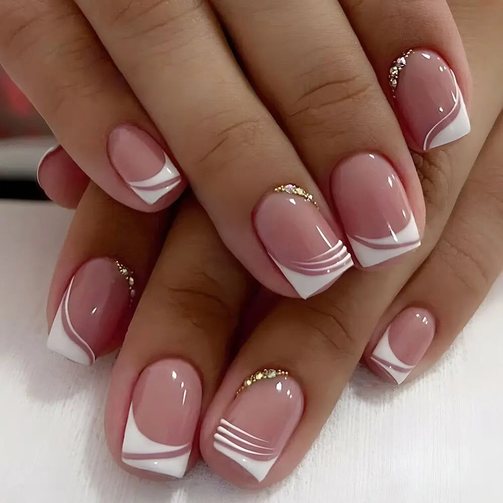 ✨ 24pcs Short Square Press-On Nails – White French Tips with Heart Design 🔷 طقم 24 ظفر صناعي قصير مربع – تصميم قلب أبيض وأطراف فرنسية للعروس