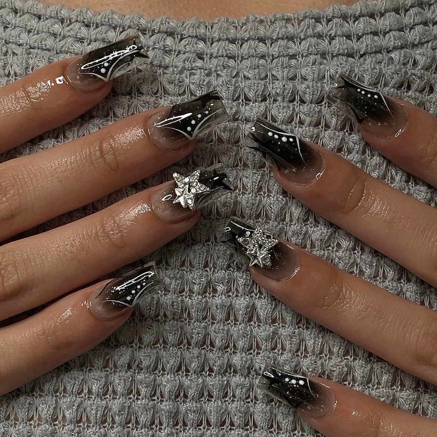 24 قطعة أظافر صناعية بشكل لوزي مع لاصق وديكور فضي – 24Pcs Almond Shape Fake Nails with Glue & Silver Bow Design