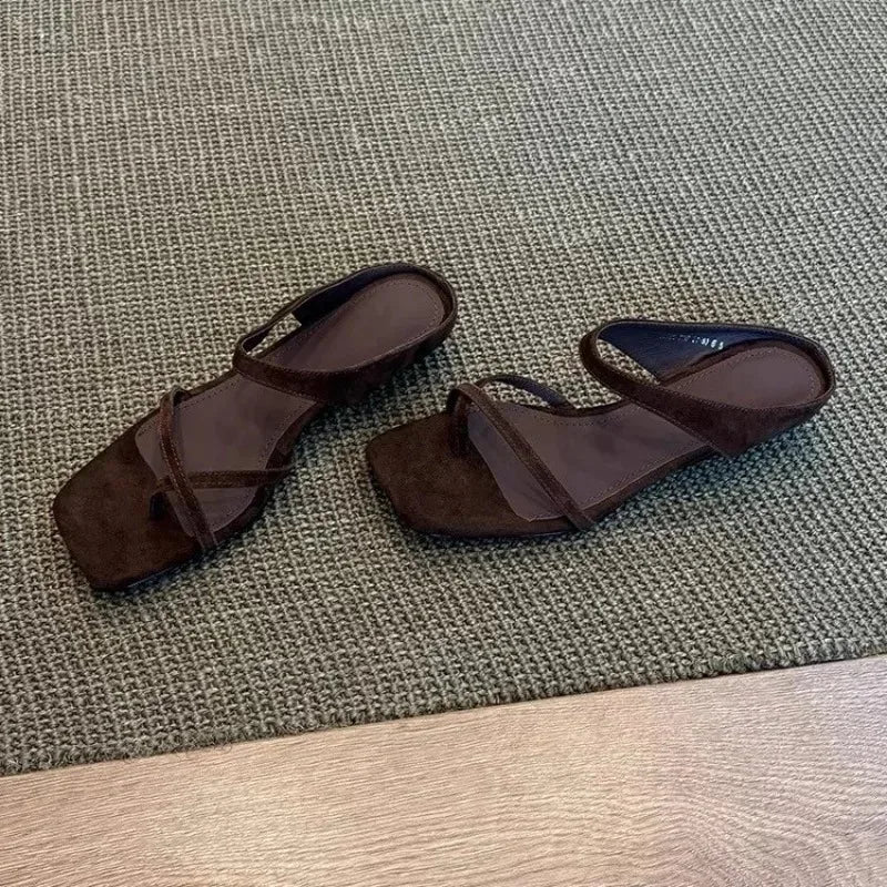 Women’s Vintage Square Toe Wedge Sandals – Simple Slip-On Summer Slippers with Toe Strap | صندل نسائي صيفي بكعب سميك ومقدمة مربعة – تصميم بسيط مع رباط إصبع بطابع كلاسيكي أنيق