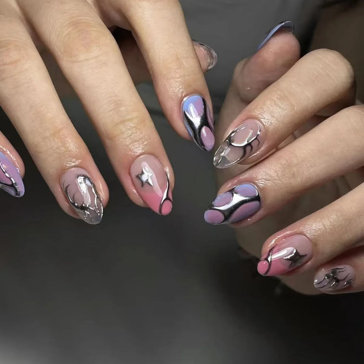 24 قطعة أظافر صناعية بشكل لوزي مع لاصق وديكور فضي – 24Pcs Almond Shape Fake Nails with Glue & Silver Bow Design