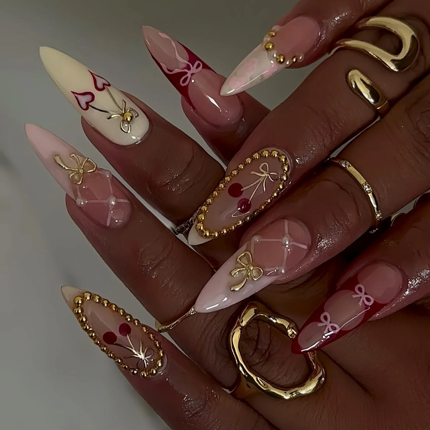 24 قطعة أظافر صناعية بشكل لوزي مع لاصق وديكور فضي – 24Pcs Almond Shape Fake Nails with Glue & Silver Bow Design