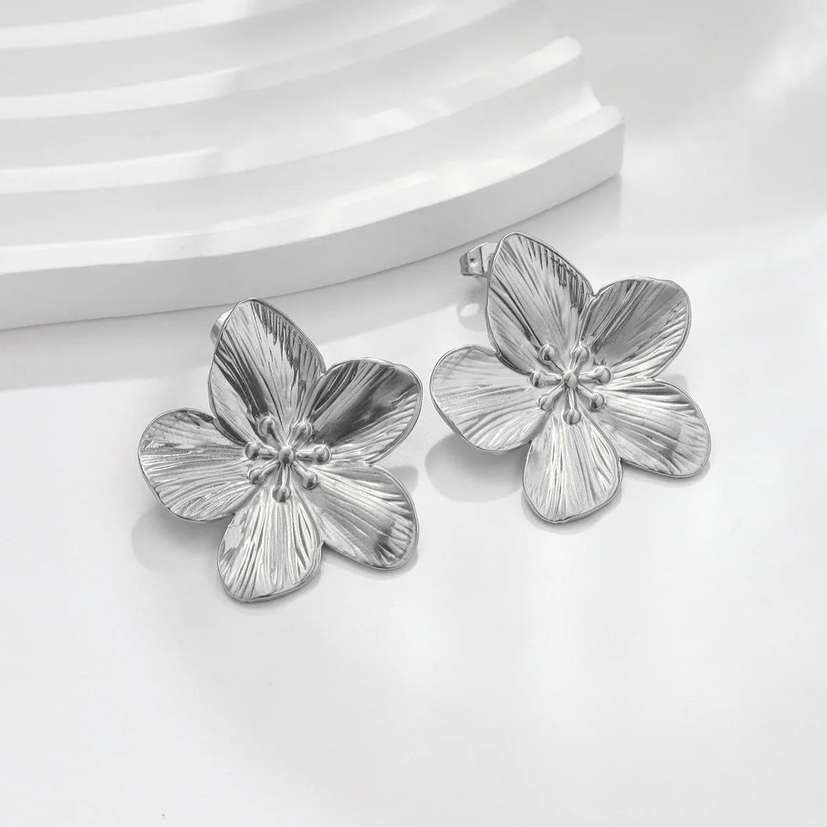 ✨ 18K Gold Plated Butterfly Stud Earrings – Waterproof Stainless Steel Charm Jewelry 🔷 أقراط ستد فراشة مطلية بالذهب عيار 18 – إكسسوار مقاوم للماء عالي الجودة من الستانلس ستيل