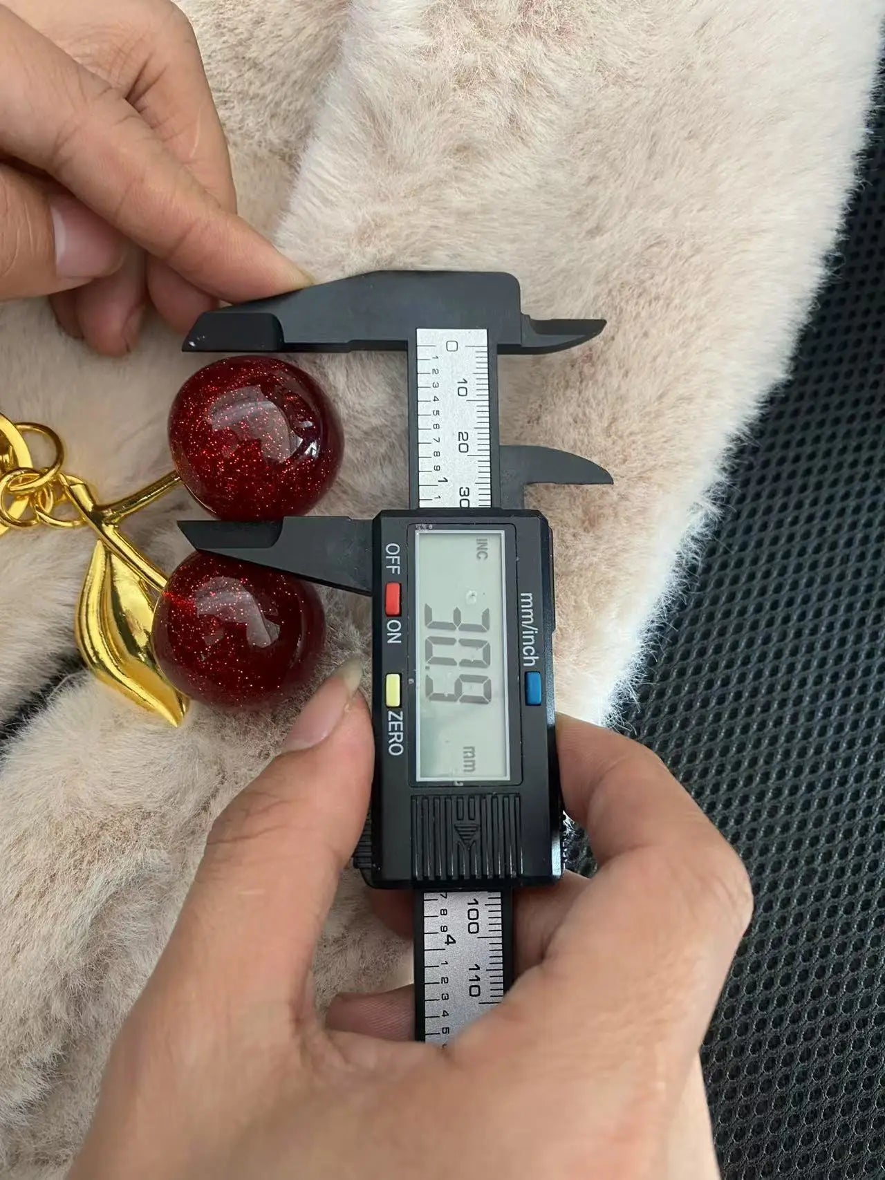 ✨ Fashion Red Cherry Keychain – Summer Fruit Bag Charm for Women & Men 🔷 ميدالية مفاتيح على شكل كرز أحمر – إكسسوار صيفي أنيق للحقائب والمفاتيح