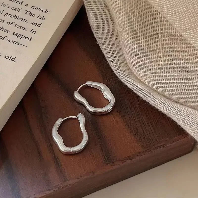 ✨ Gold & Silver Irregular Geometric Hoop Earrings 🔷 – Metallic Personalized Cool Party Jewelry for Women | حلق نسائي معدني هندسي غير منتظم باللونين الذهبي والفضي – إكسسوار عصري بسيط وأنيق للحفلات