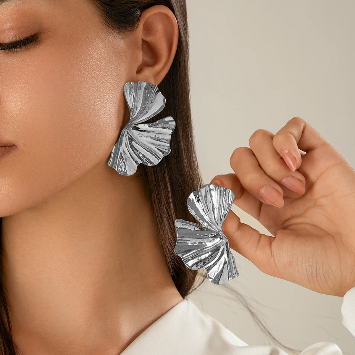 ✨ Ingemark Exaggerated Maple Leaf Stud Earrings – Punk Gold Geometric Petal Design 🔷 أقراط ورقة القيقب الكبيرة من إنجمارك – تصميم جريء هندسي باللون الذهبي بأسلوب البانك