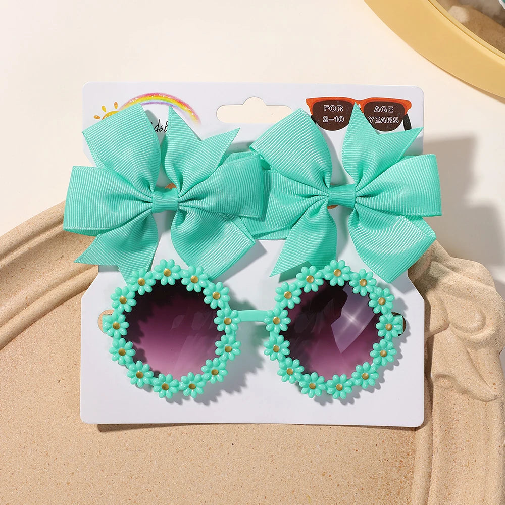 🌸 3Pcs Kids Retro Accessories Set – Cheer Bow Hairclips + Flower Sunglasses + Hairgrip | طقم إكسسوارات أطفال 3 قطع – فيونكات شعر + نظارات شمسية ريترو + مشبك بناتي