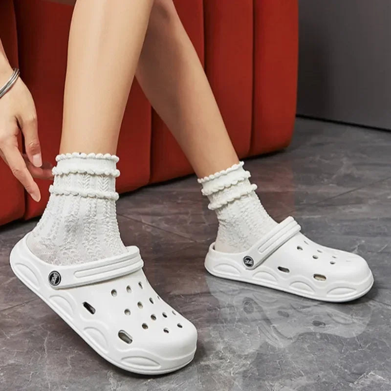 Unisex Summer Hole Sandals – Lightweight Waterproof Beach Clogs for Couples | صنادل صيفية مخرمة للرجال والنساء – خفيفة ومقاومة للماء مناسبة للأزواج على الشاطئ