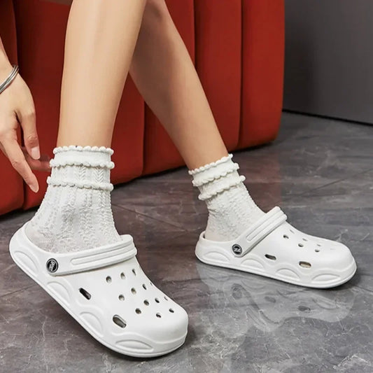 Unisex Summer Hole Sandals – Lightweight Waterproof Beach Clogs for Couples | صنادل صيفية مخرمة للرجال والنساء – خفيفة ومقاومة للماء مناسبة للأزواج على الشاطئ
